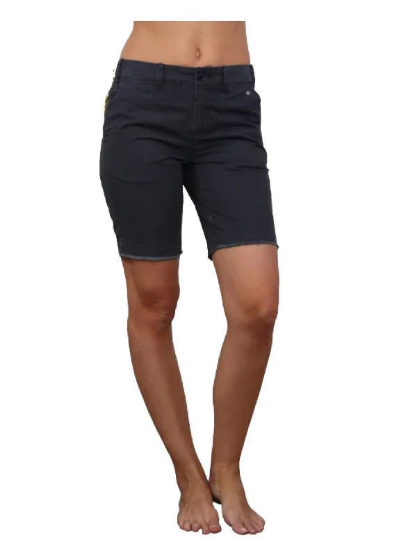 Cut Off Bermuda Short In Washed Black